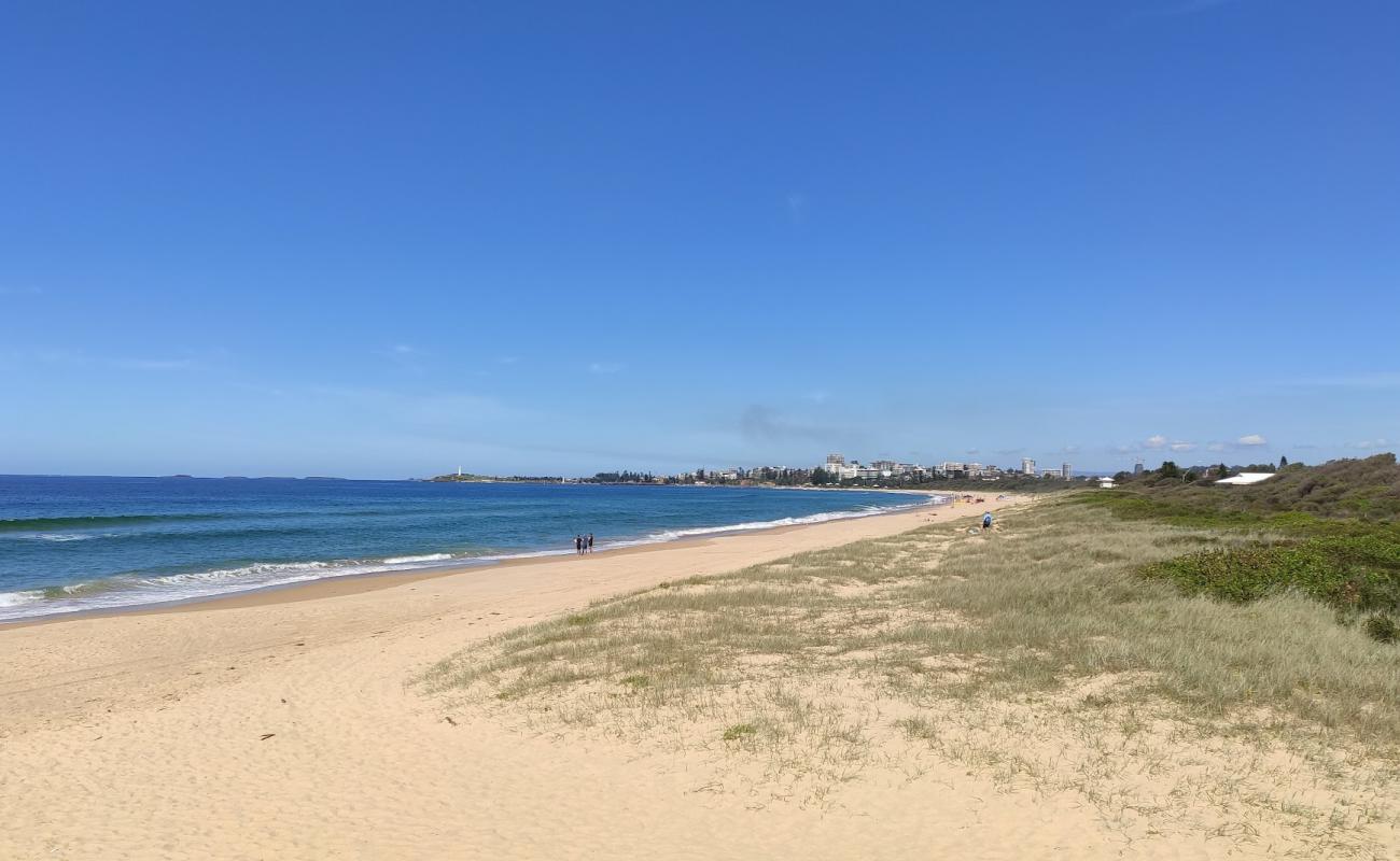 Foto af Fairy Meadow Beach med lys fint sand overflade