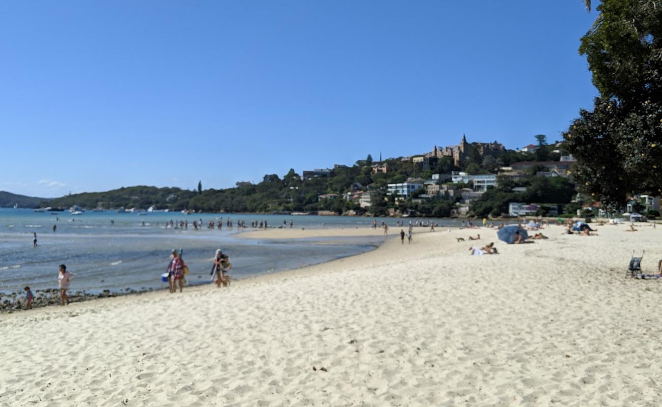 Foto af Rose Bay Beach med lys fint sand overflade