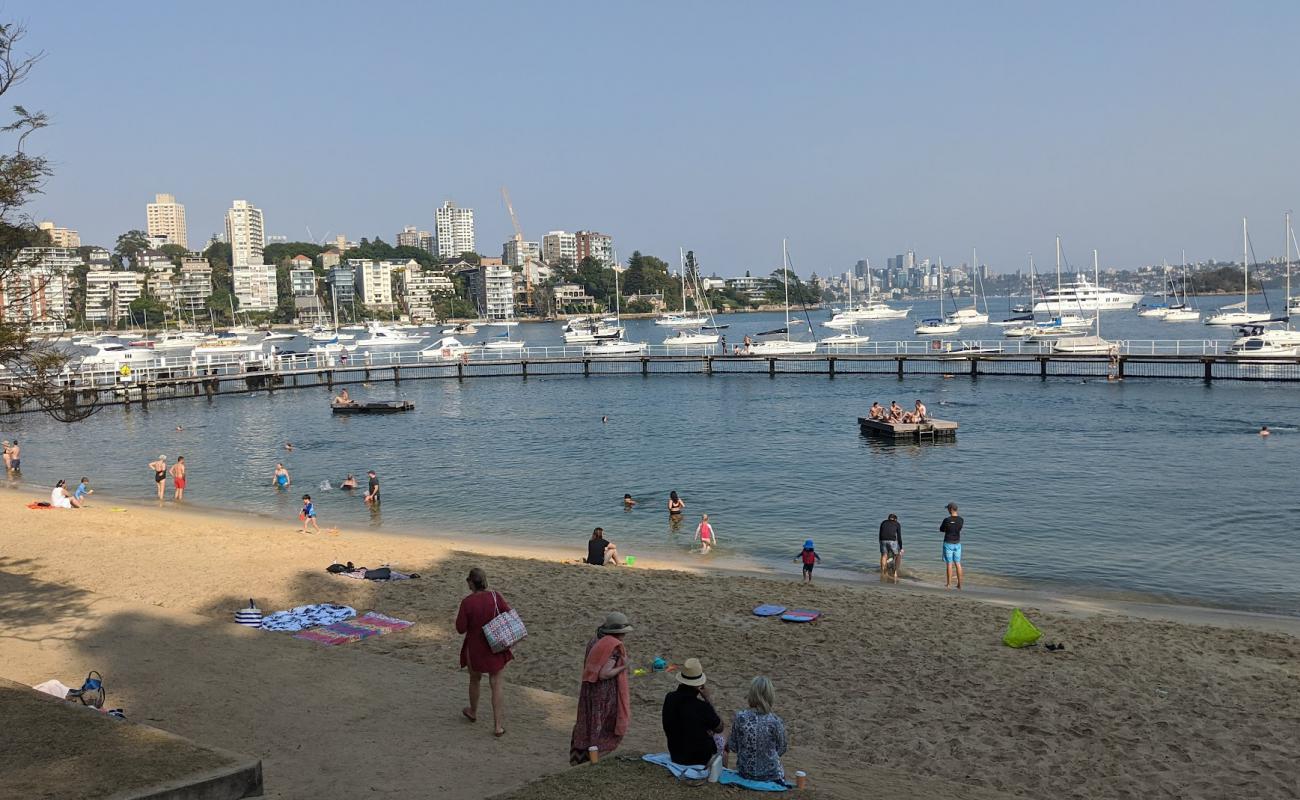 Foto af Seven Shillings Beach med lys fint sand overflade