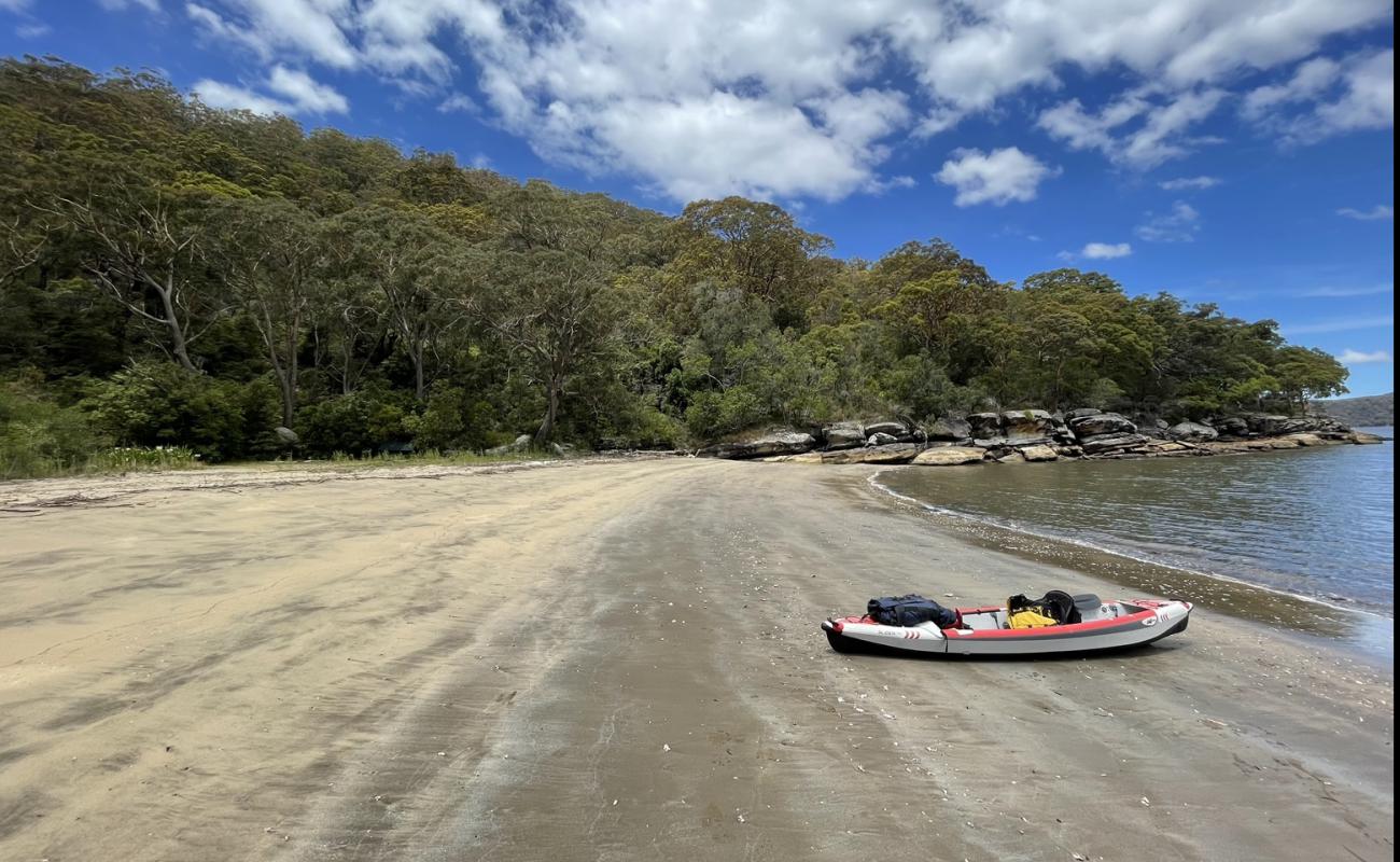 Foto af Little Wobby Beach med lys sand overflade