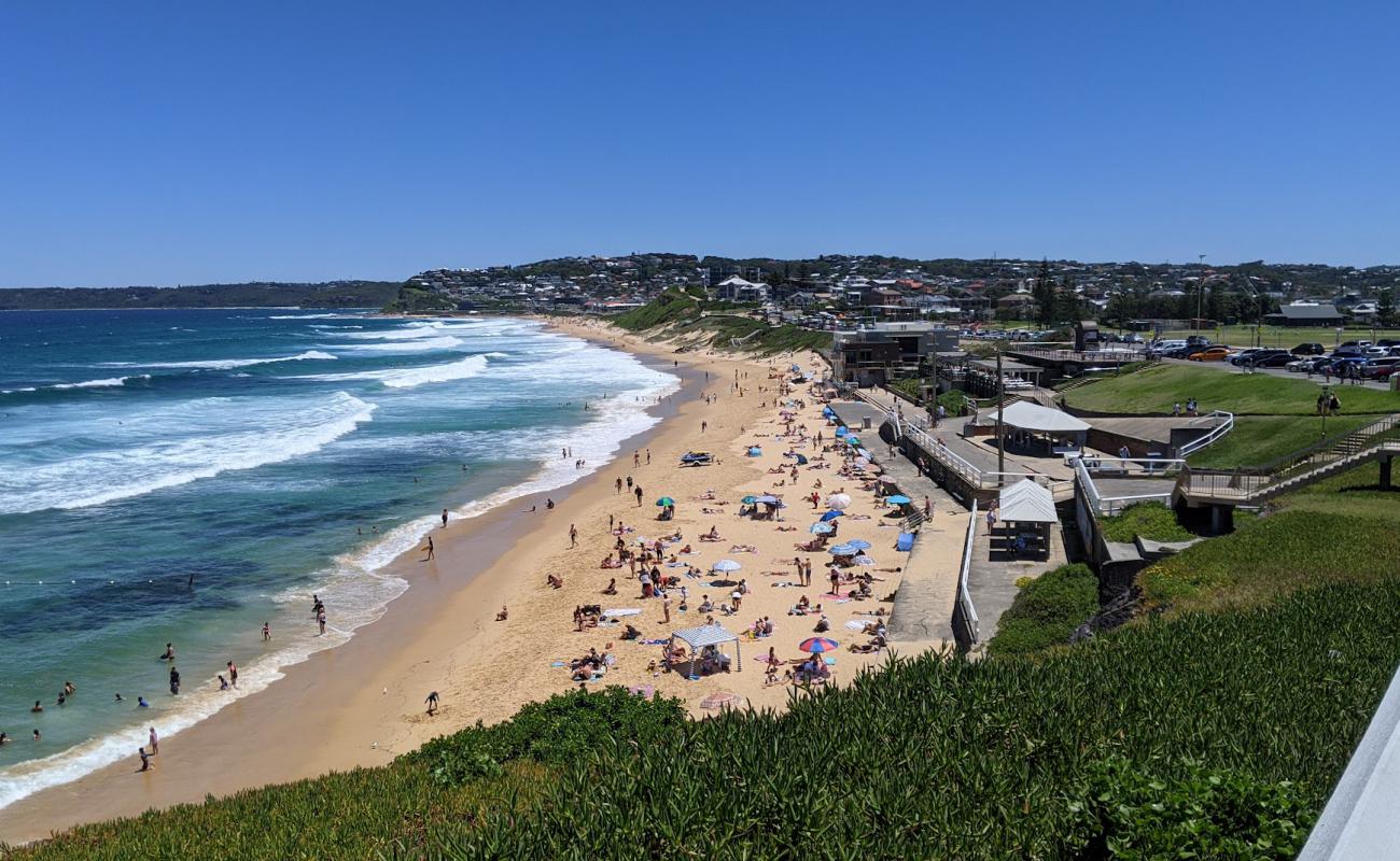 Foto af Merewether Beach med lys sand overflade