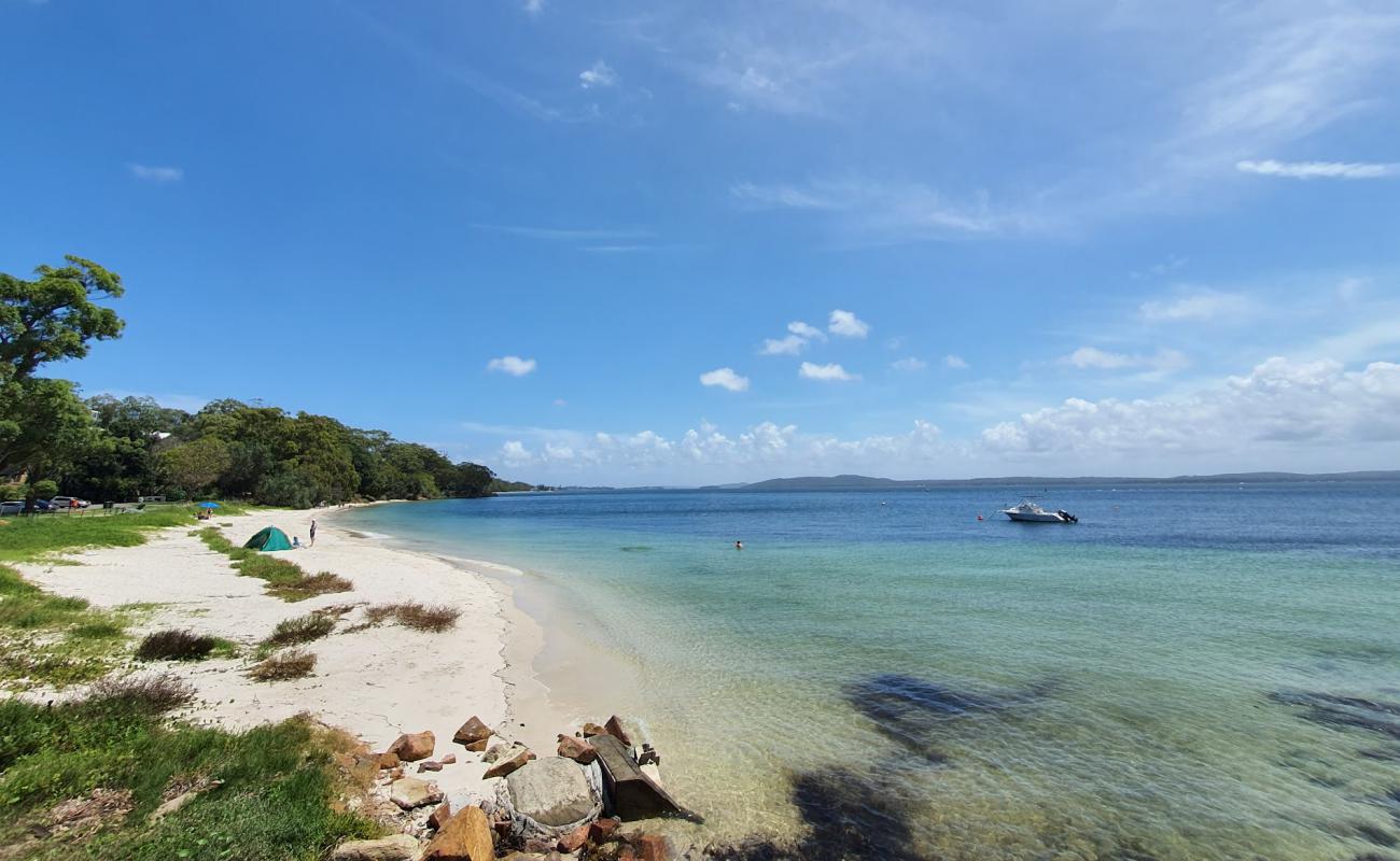 Foto af Dutchmans Beach med lys sand overflade