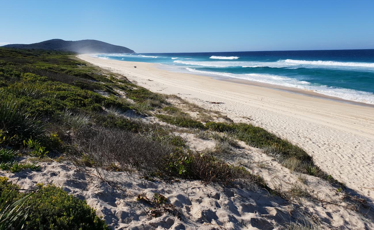 Foto af Seven Mile Beach med lys fint sand overflade