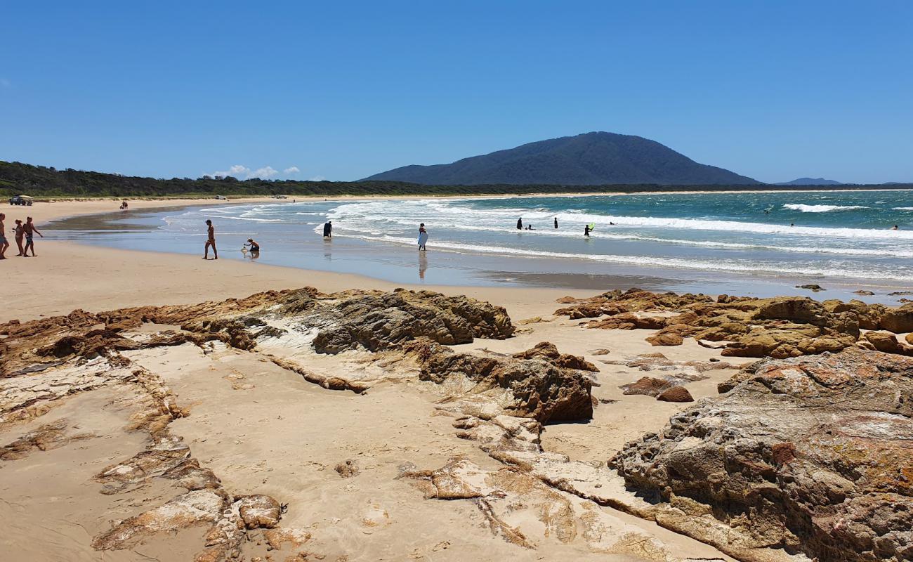 Foto af Dunbogan Beach med lys fint sand overflade