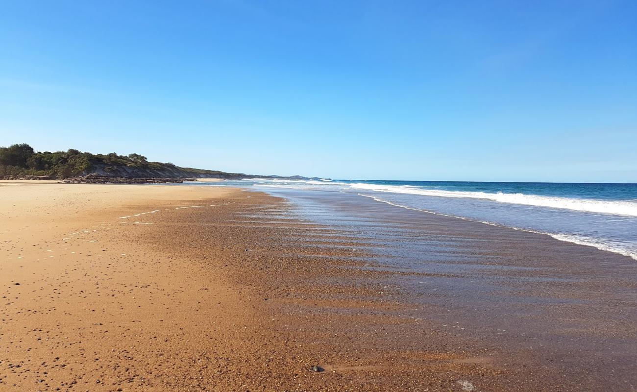 Foto af Rainbow Beach med lys sand overflade