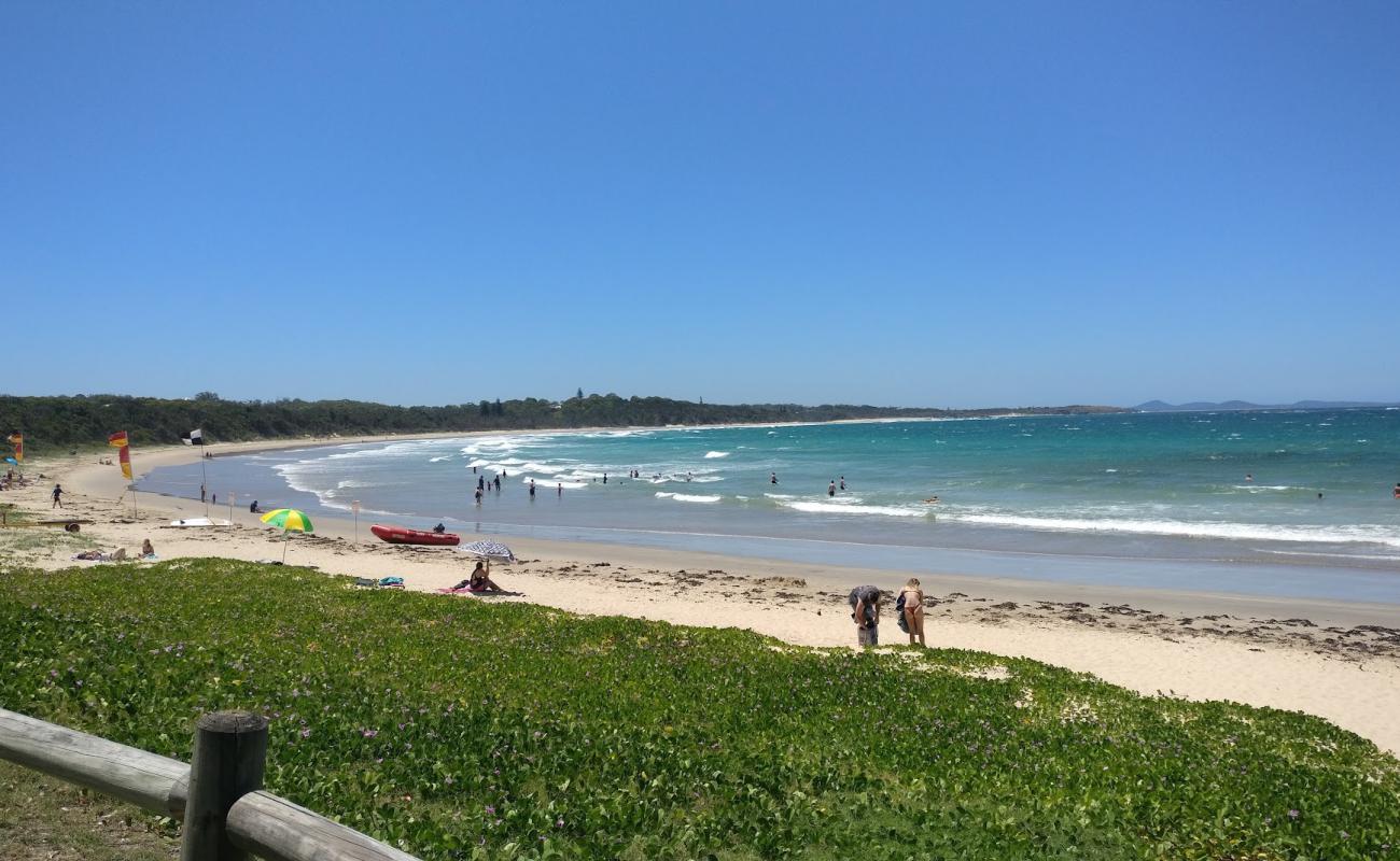 Foto af Woolgoolga Beach med lys fint sand overflade