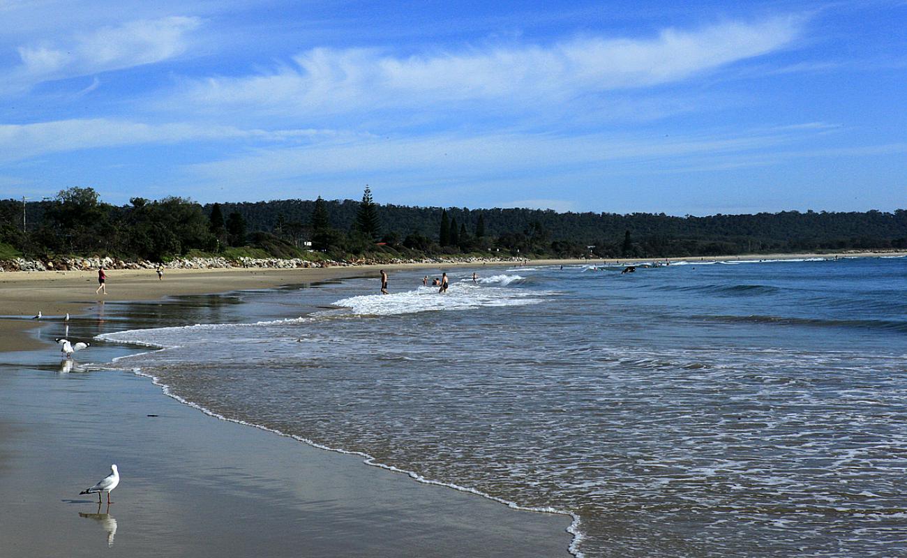 Foto af Main Beach med lys sand overflade