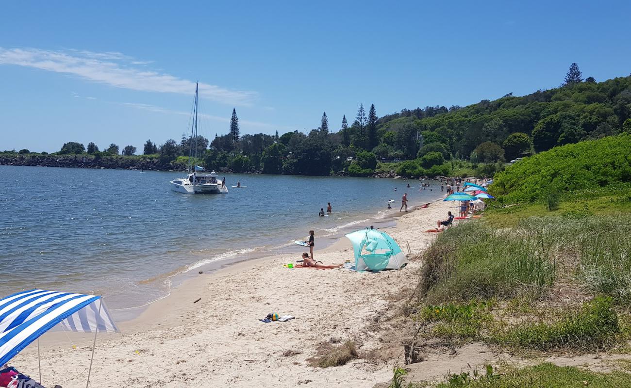 Foto af Whiting Beach med lys sand overflade