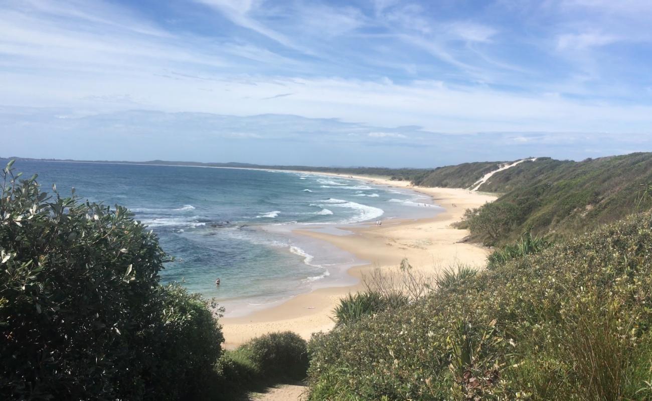 Foto af Back Beach med lys sand overflade