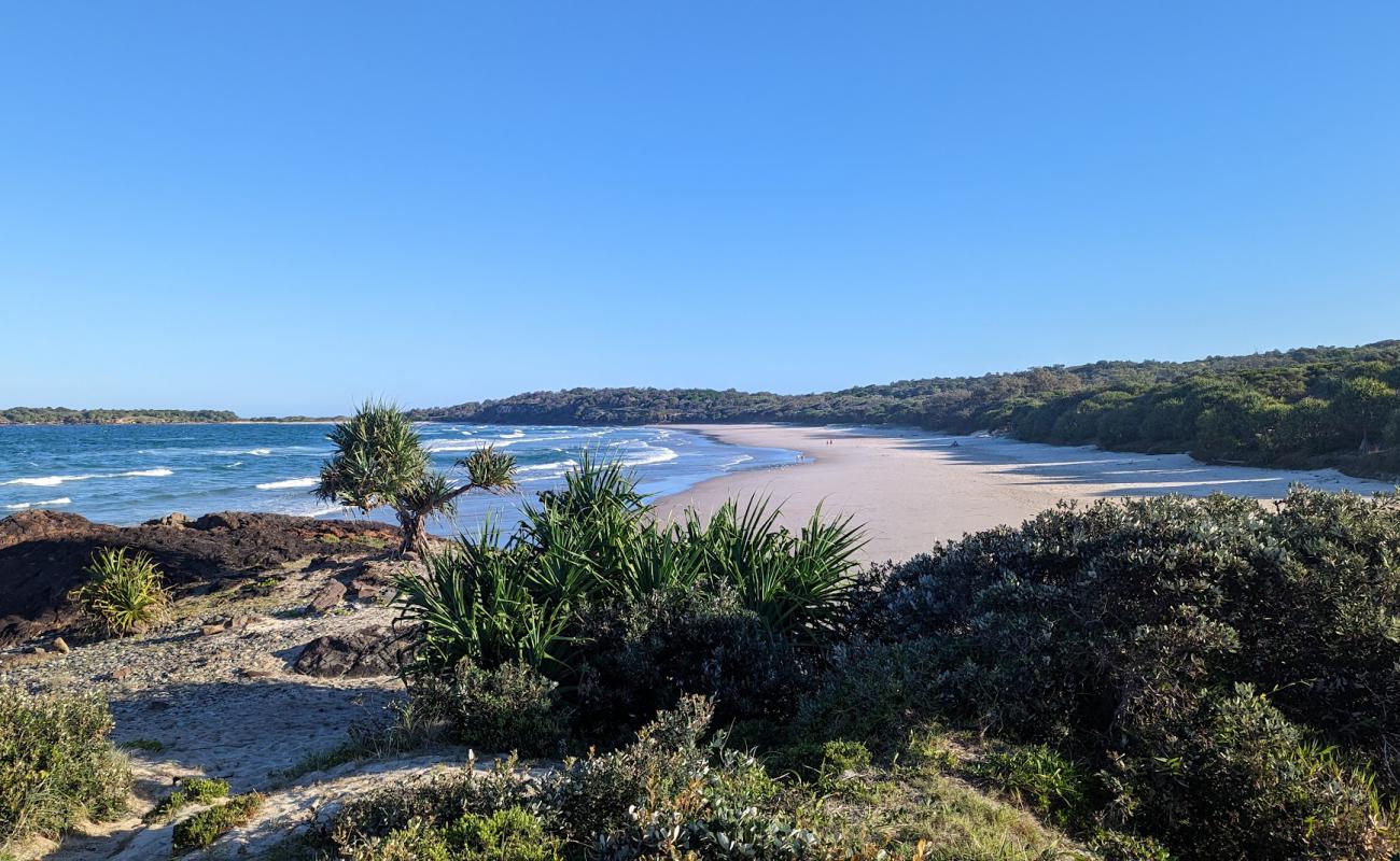 Foto af Chinamens Beach med lys sand overflade