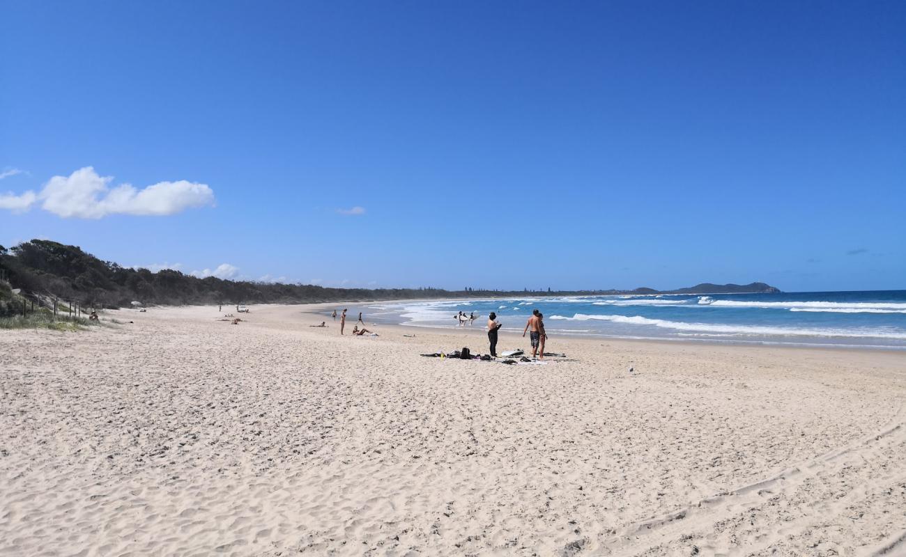 Foto af Broken Head Beach med lys sand overflade