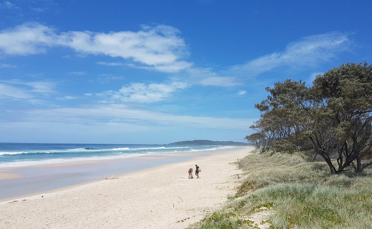 Foto af Tallow Beach med lys sand overflade