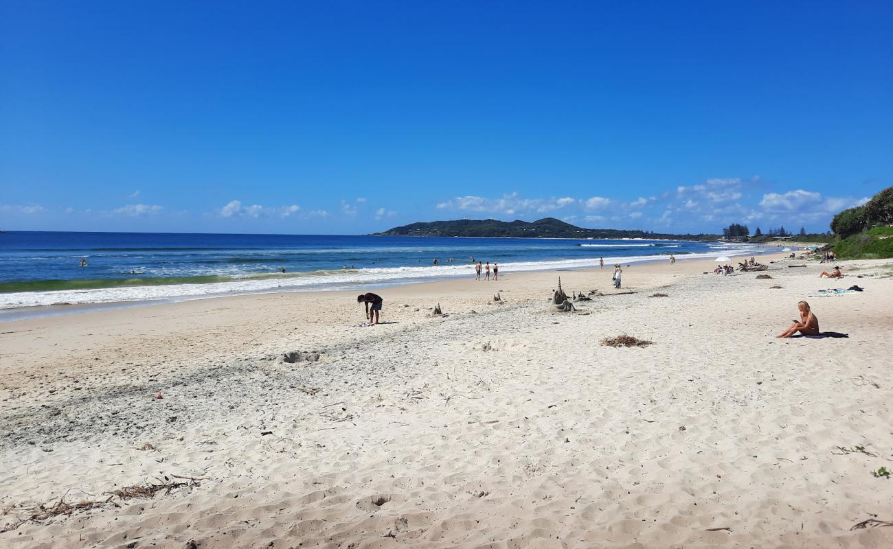 Foto af Belongil Beach med lys sand overflade