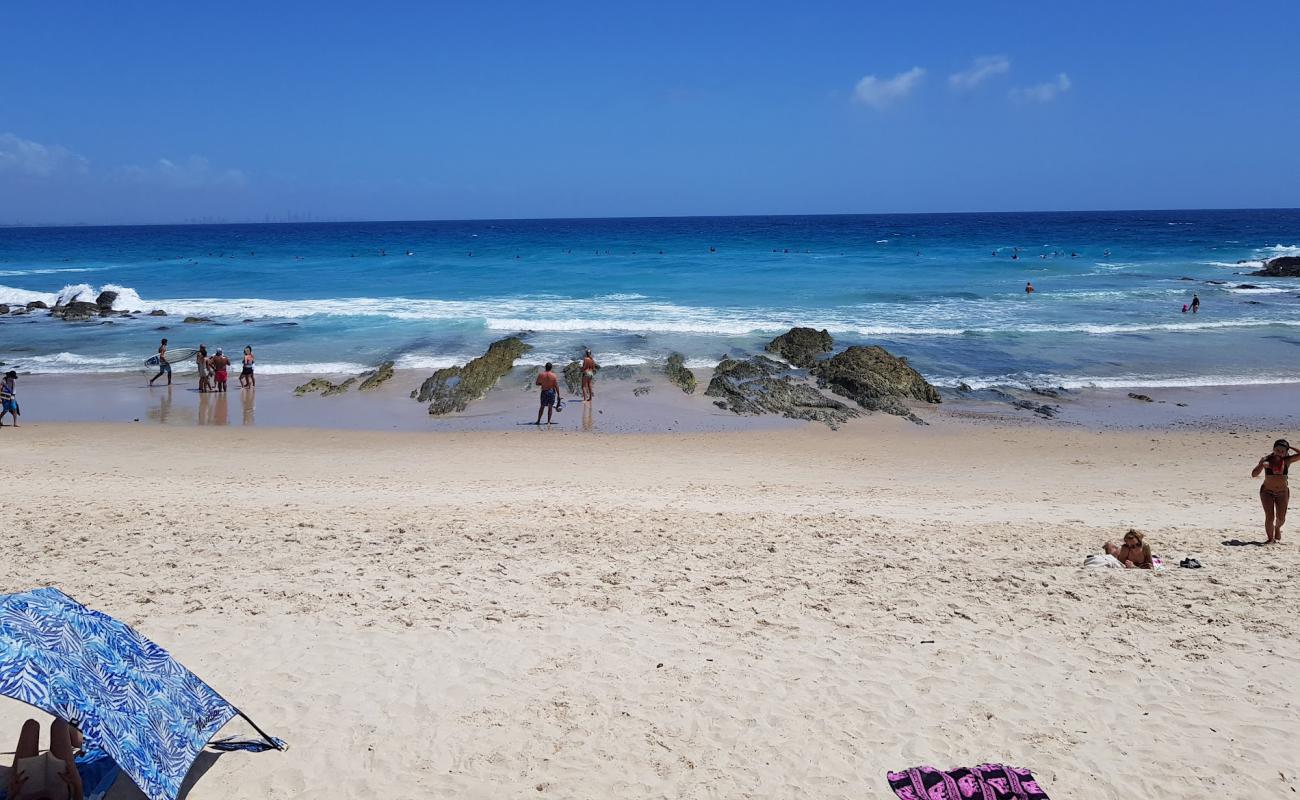 Foto af Coolangatta Beach (Greenmount Beach) med lys fint sand overflade