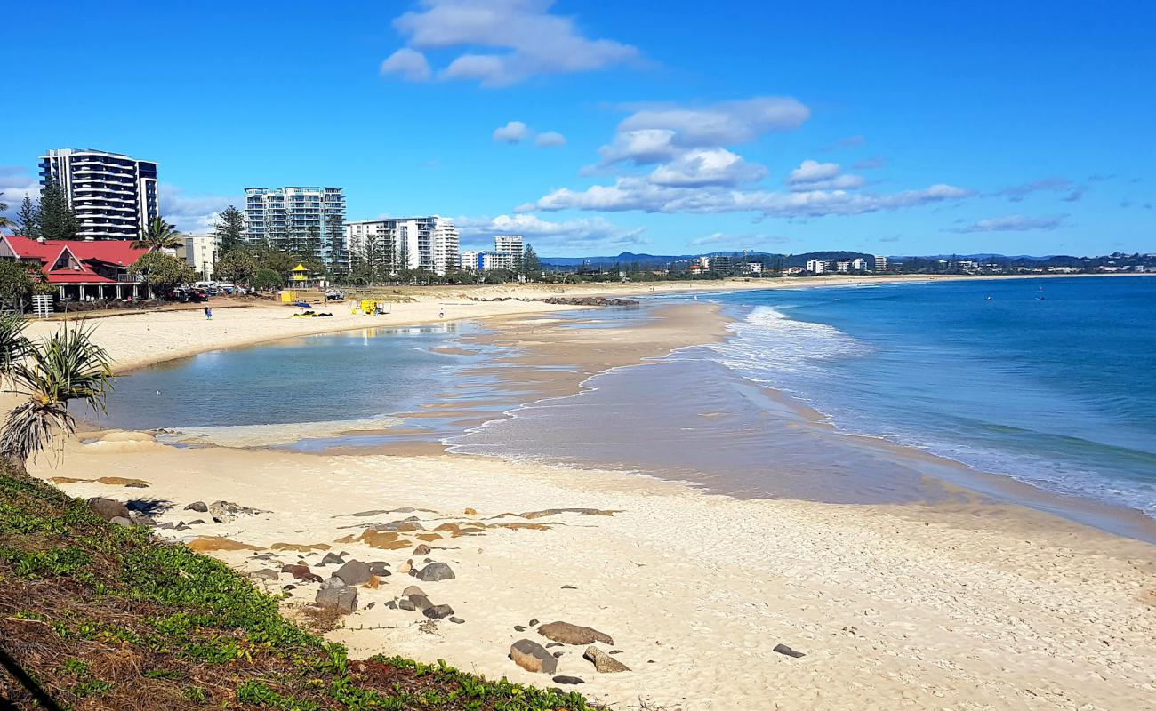 Foto af Kirra Beach med lys fint sand overflade