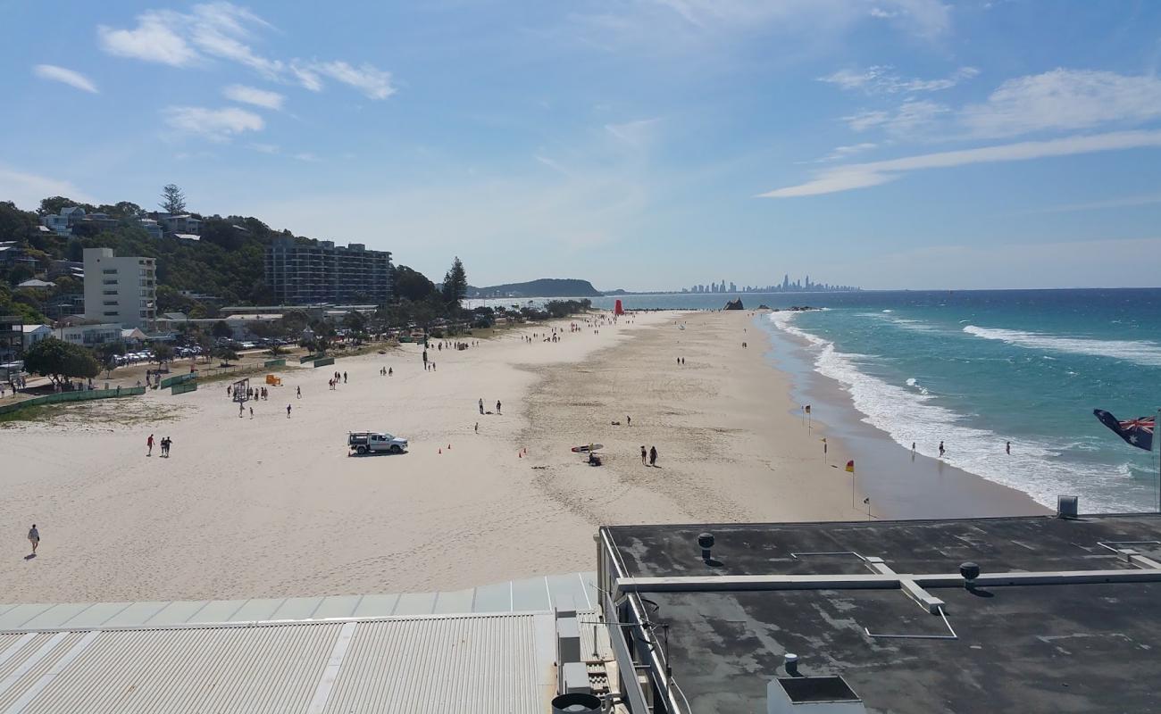 Foto af Currumbin Beach med lys fint sand overflade