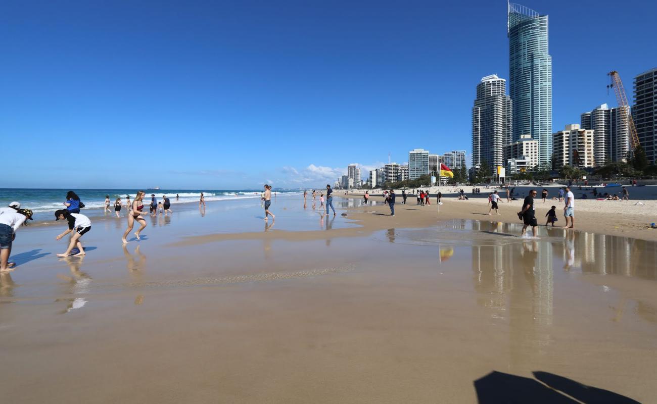 Foto af Surfers Paradise Beach med lys fint sand overflade