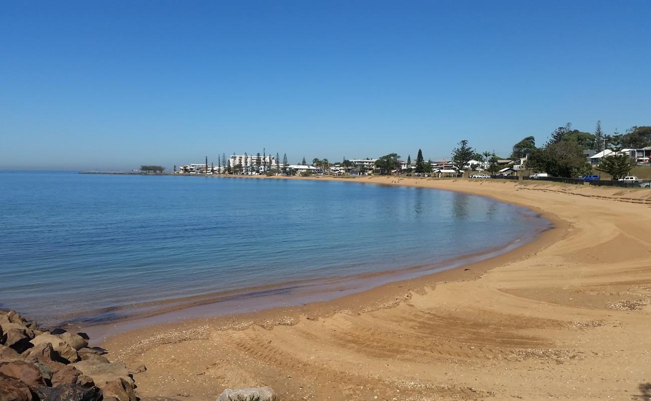 Foto af Queens Beach med lys sand overflade