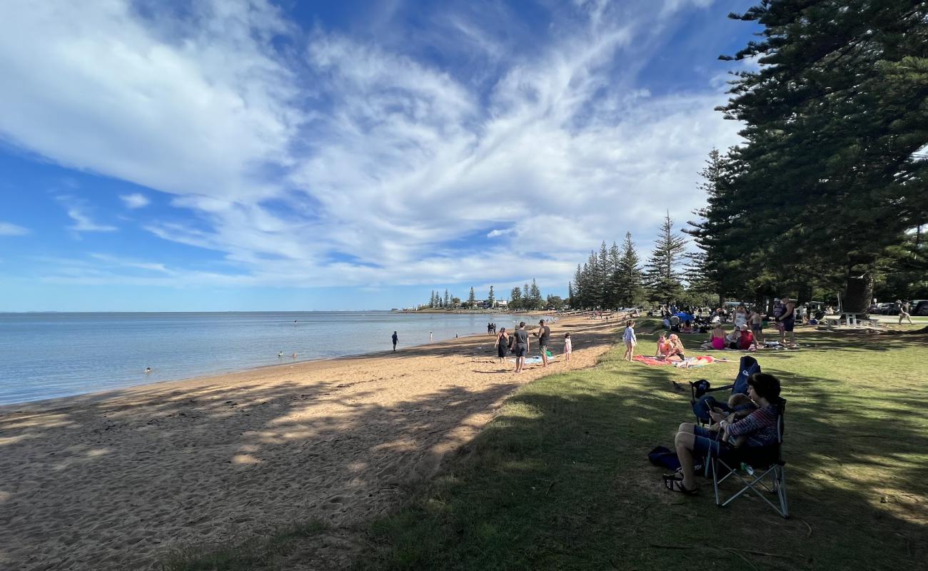 Foto af Scarborough Beach med lys sand overflade