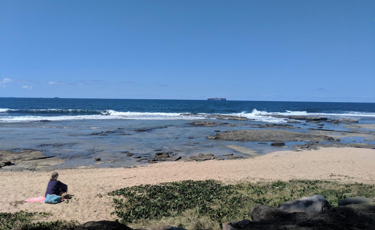 Foto af Shelly Beach med lys sand overflade