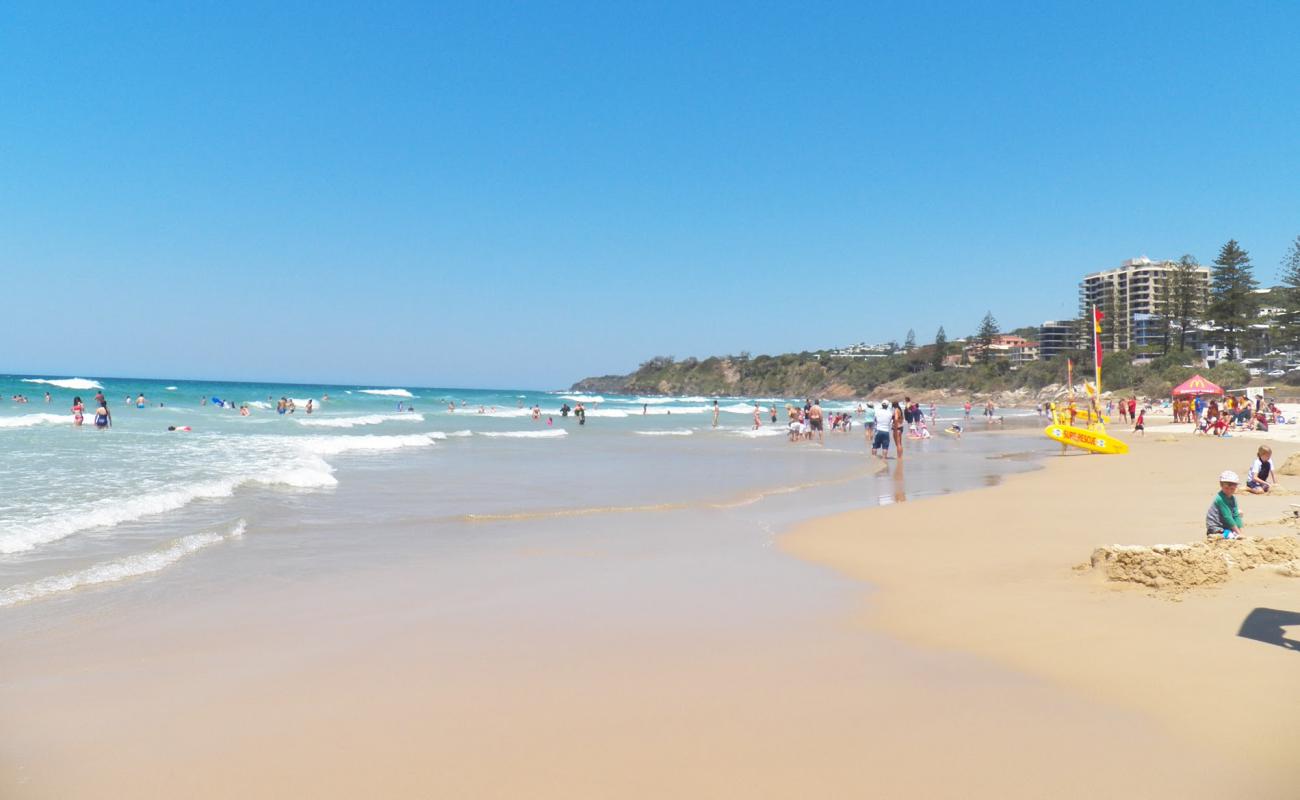 Foto af Coolum Beach med lys fint sand overflade