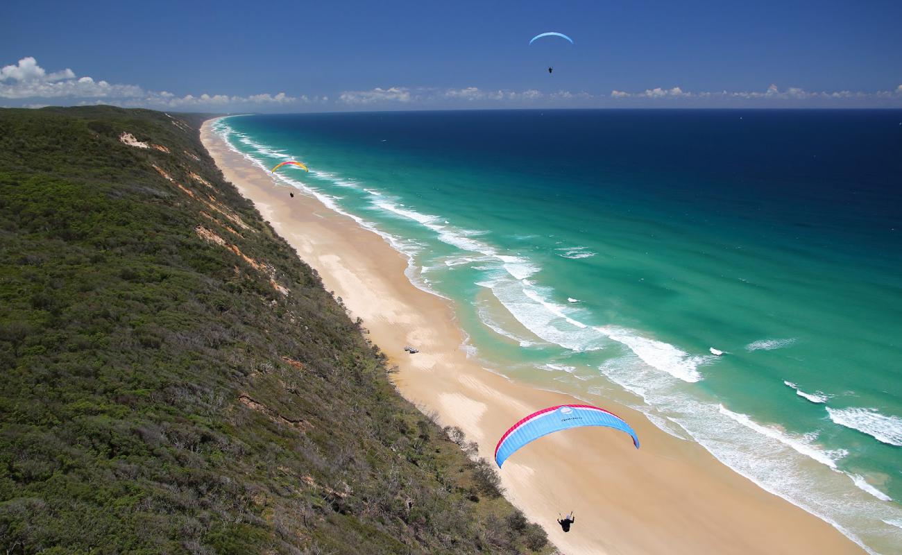 Foto af Teewah Beach med lys fint sand overflade