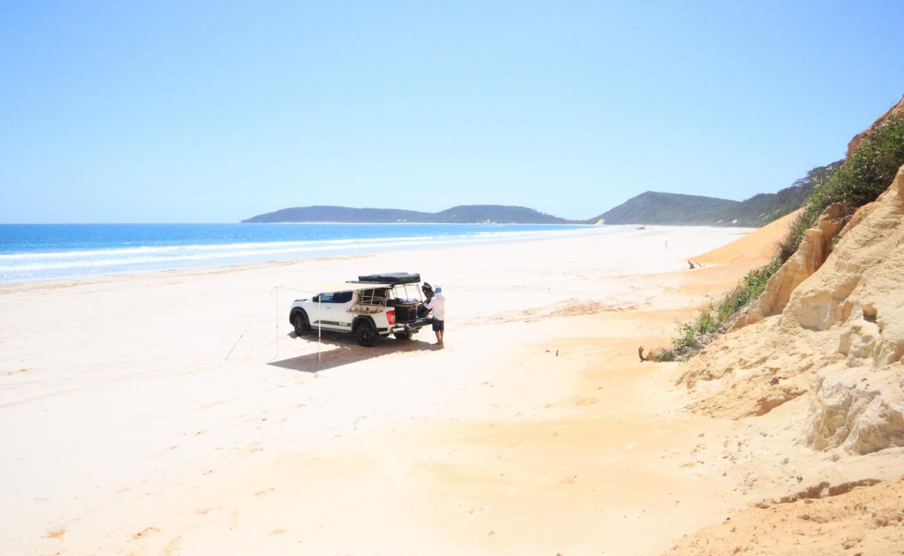 Foto af Cooloola Beach med lys fint sand overflade