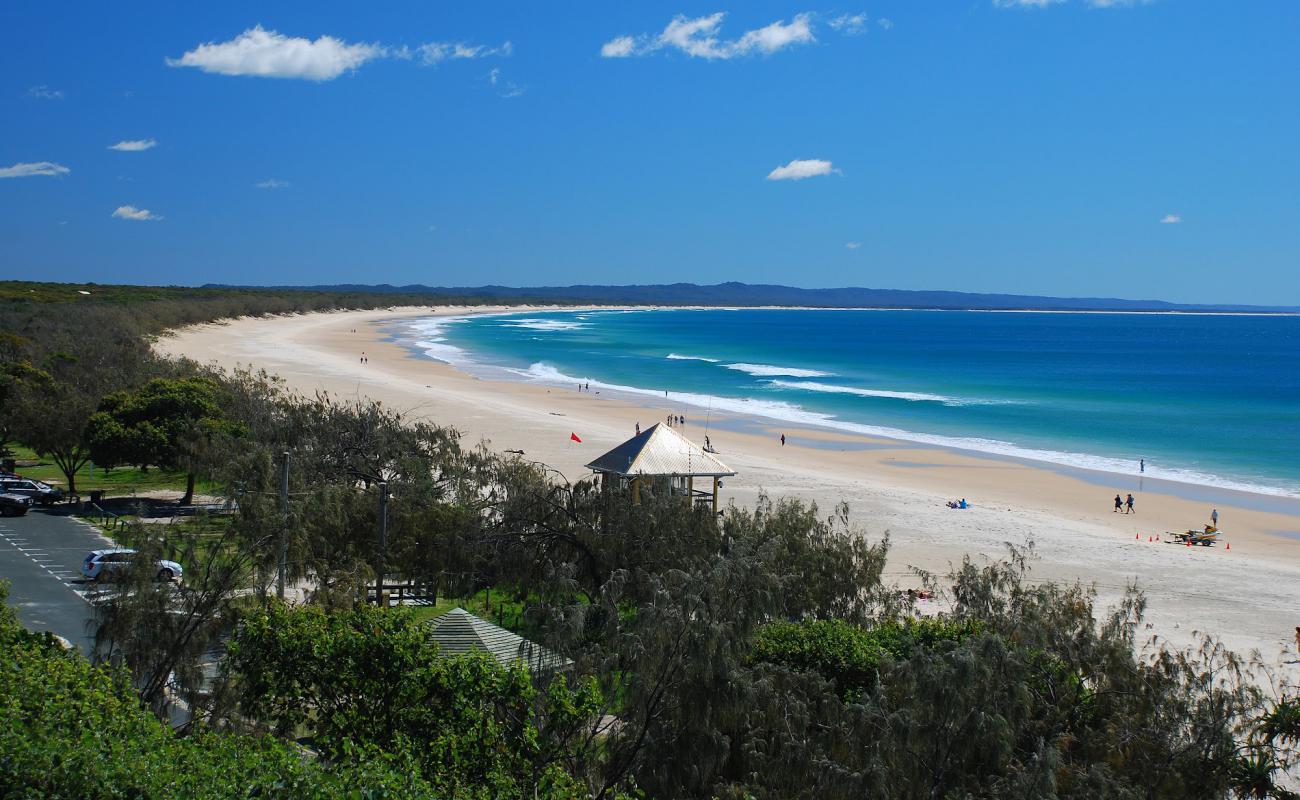 Foto af Rainbow Beach med lys fint sand overflade