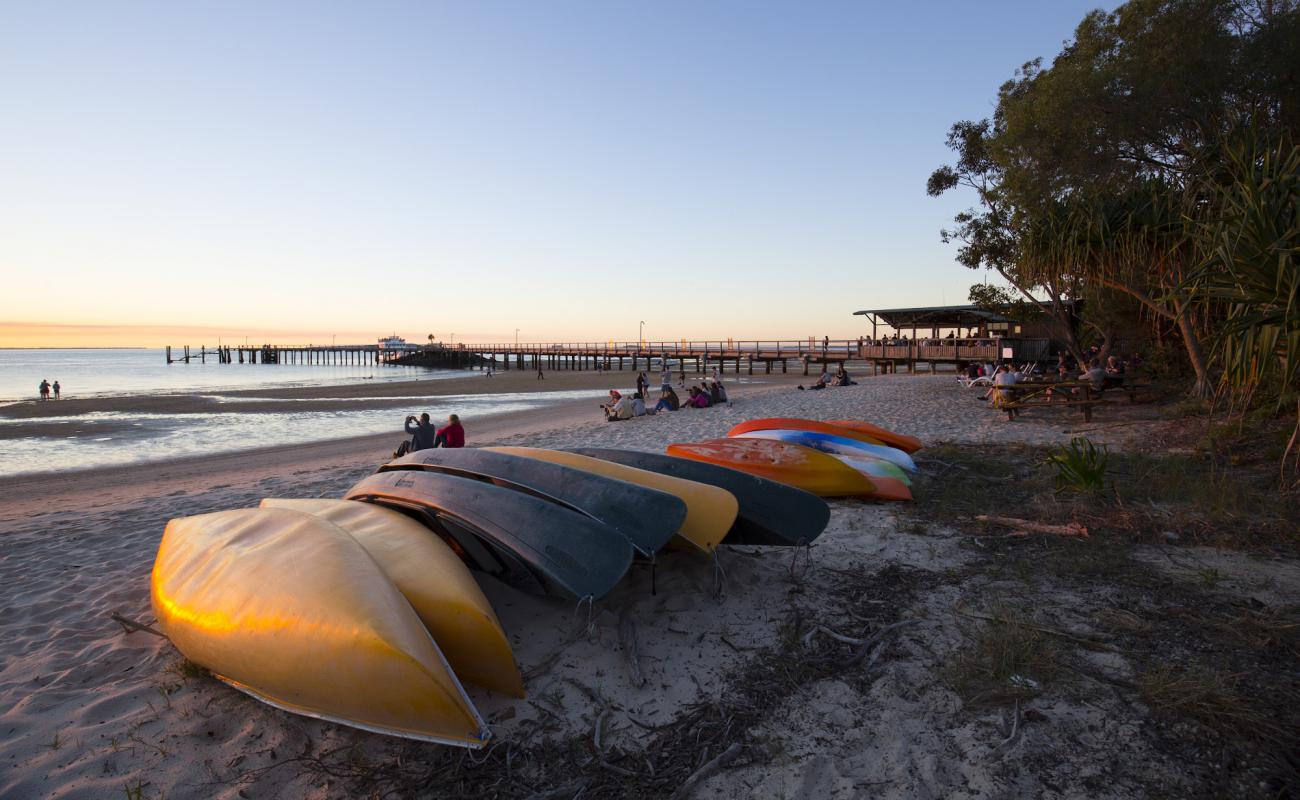 Foto af Kingfisher Bay Beach med lys fint sand overflade