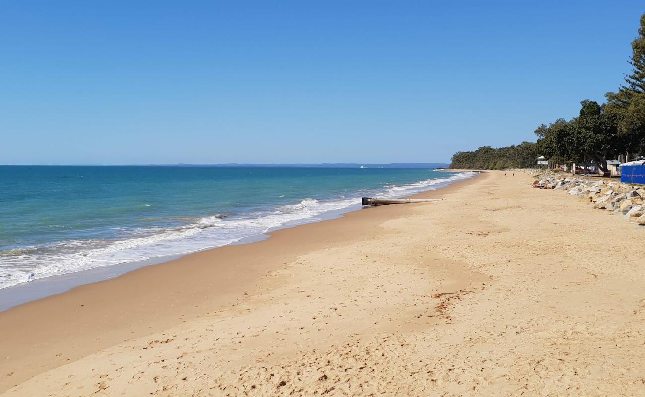 Foto af Torquay Beach med lys fint sand overflade