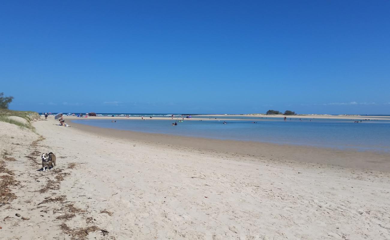 Foto af Elliott Heads Beach med lys sand overflade