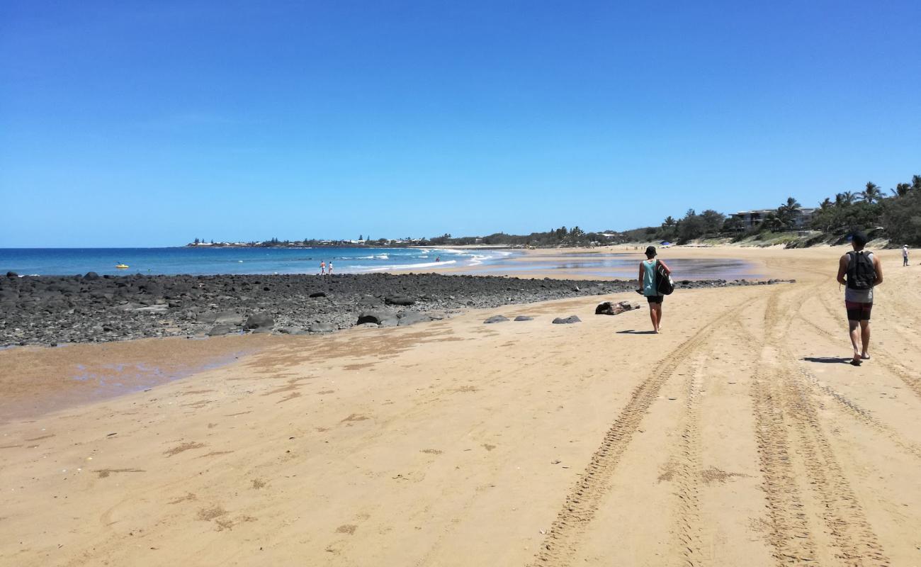 Foto af Kellys Beach med lys sand overflade