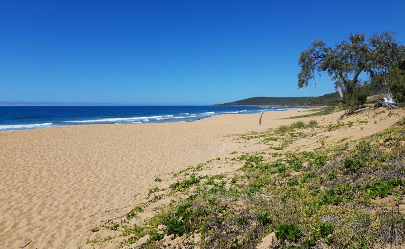 Foto af Chinaman's Beach med lys sand overflade