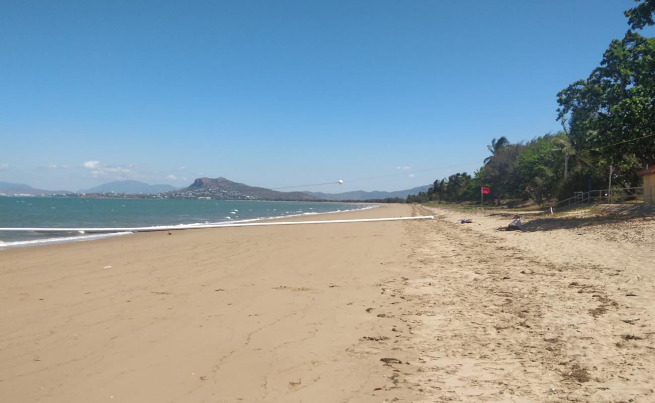 Foto af Pallarenda Beach med lys sand overflade