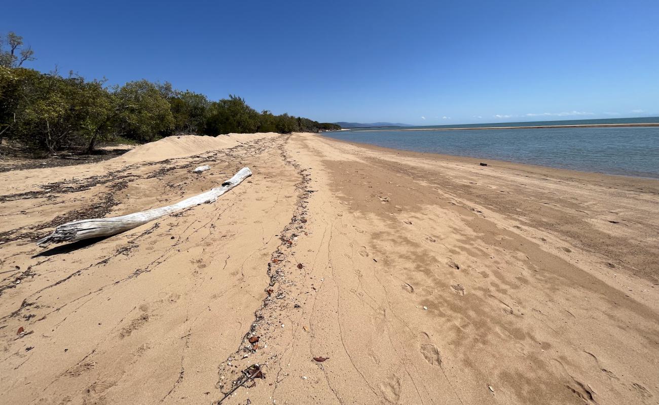 Foto af Toolakea Beach med lys sand overflade