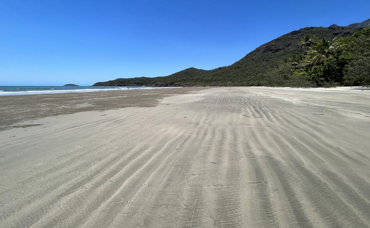 Foto af Nina Bay med lys sand overflade