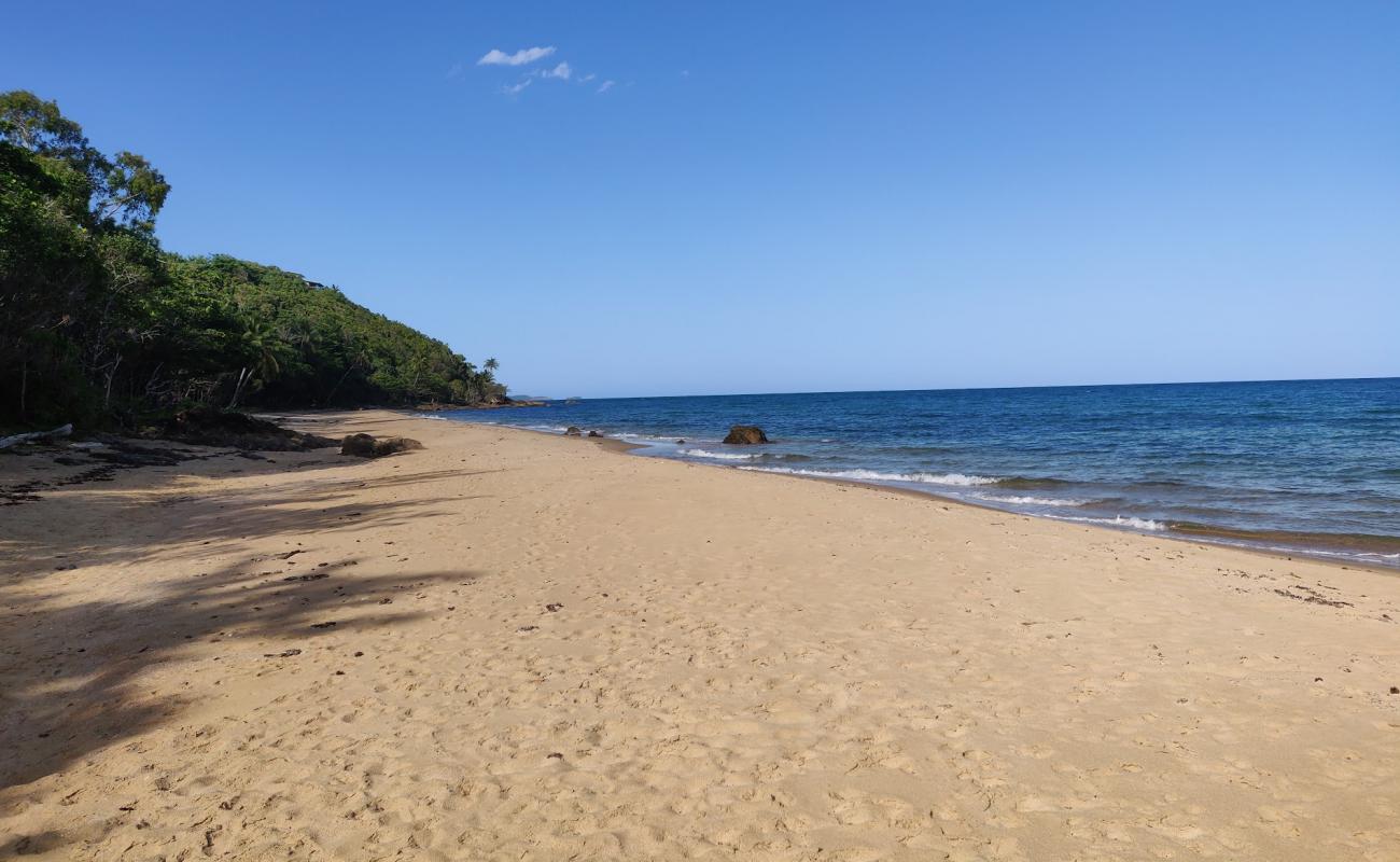 Foto af Brookes Beach med lys sand overflade