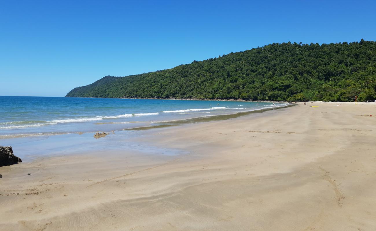 Foto af Etty Bay med lys sand overflade