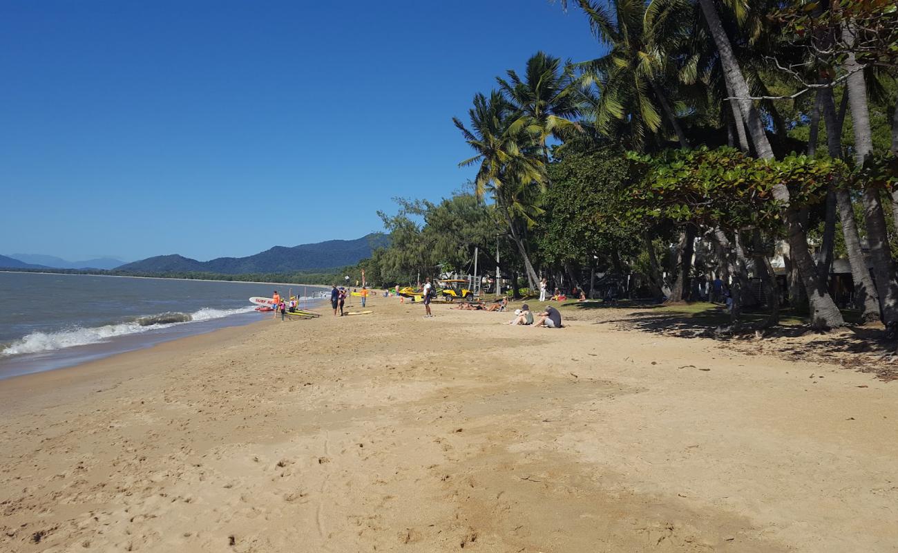 Foto af Palm Cove Beach med lys sand overflade