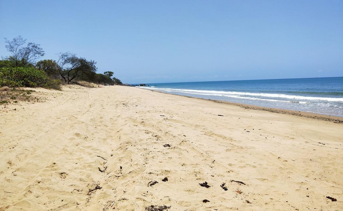 Foto af Borderline Beach med lys sand overflade