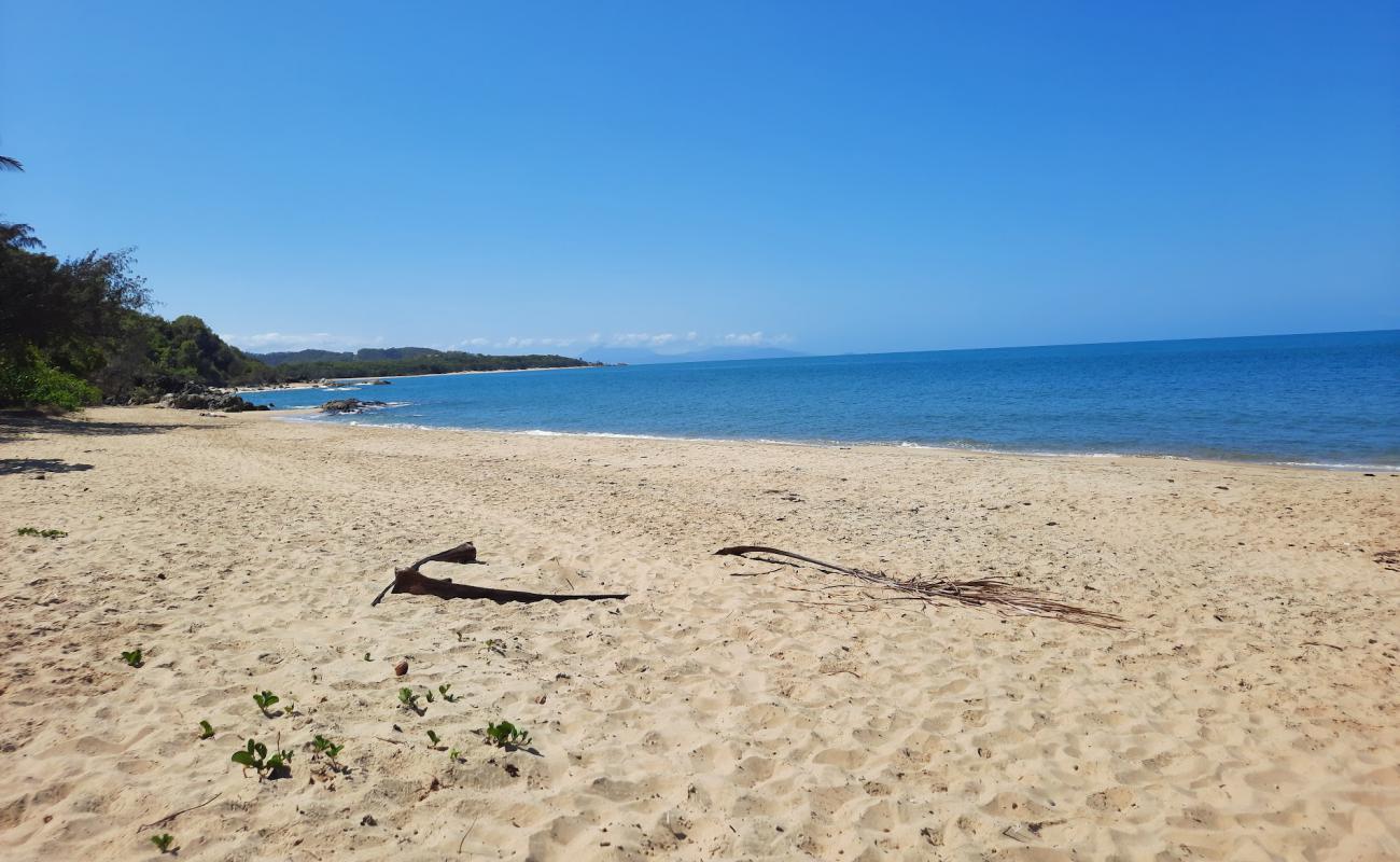 Foto af Pretty Beach med lys sand overflade