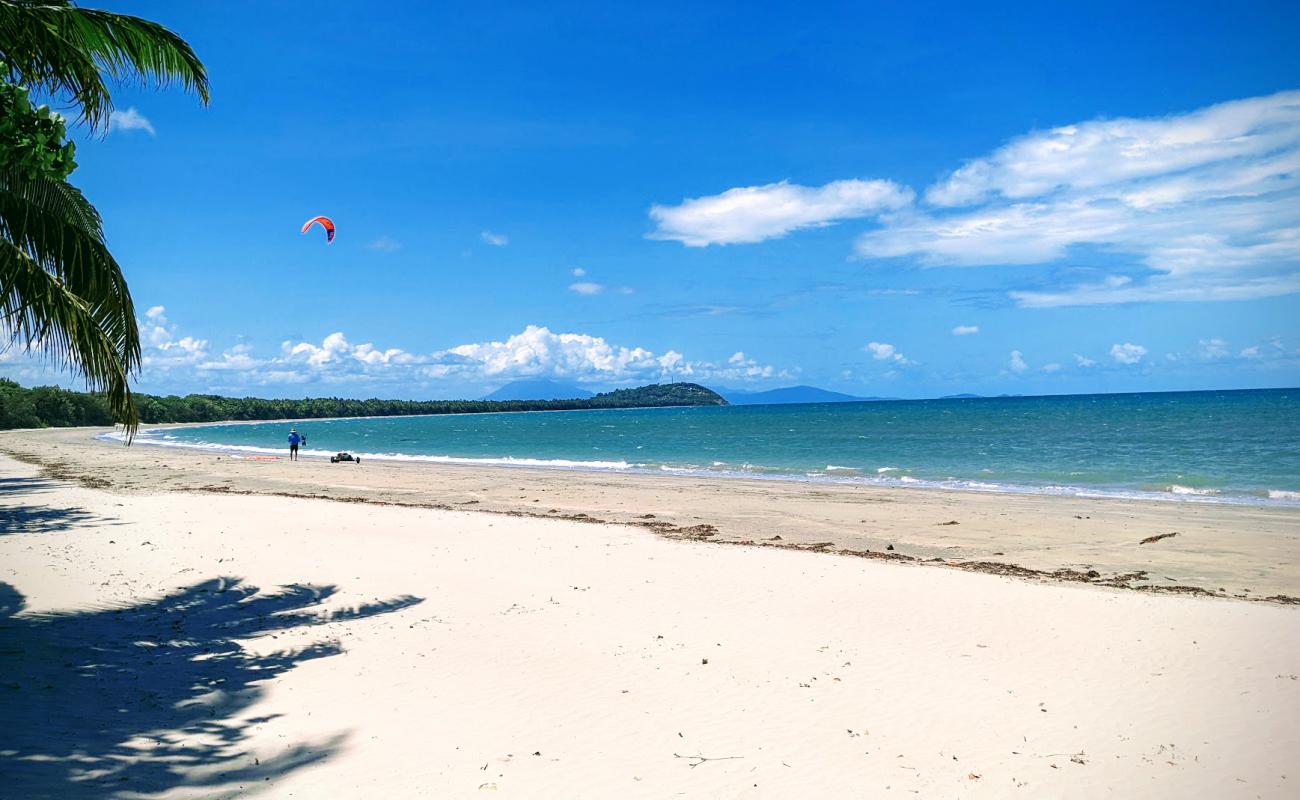 Foto af Four Mile Beach med lys sand overflade