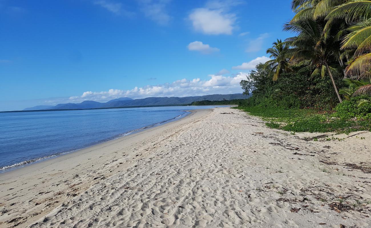 Foto af Newell Beach med lys sand overflade