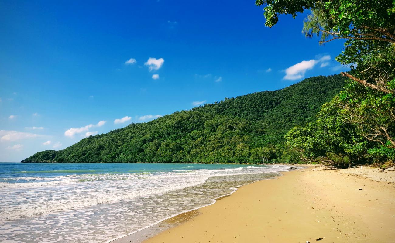 Foto af Cow Bay Beach med lys sand overflade