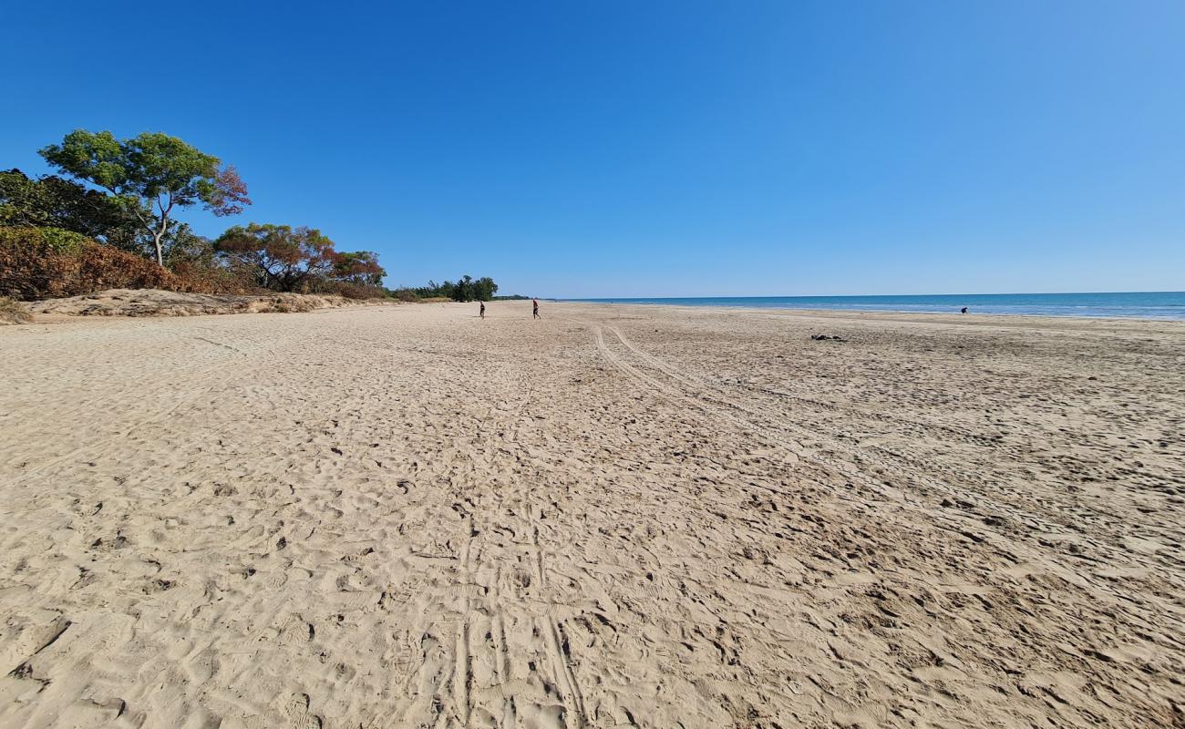 Foto af Casuarina Beach med lys sand overflade