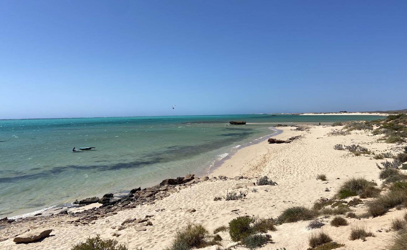 Foto af Varanus Beach med lys sand overflade