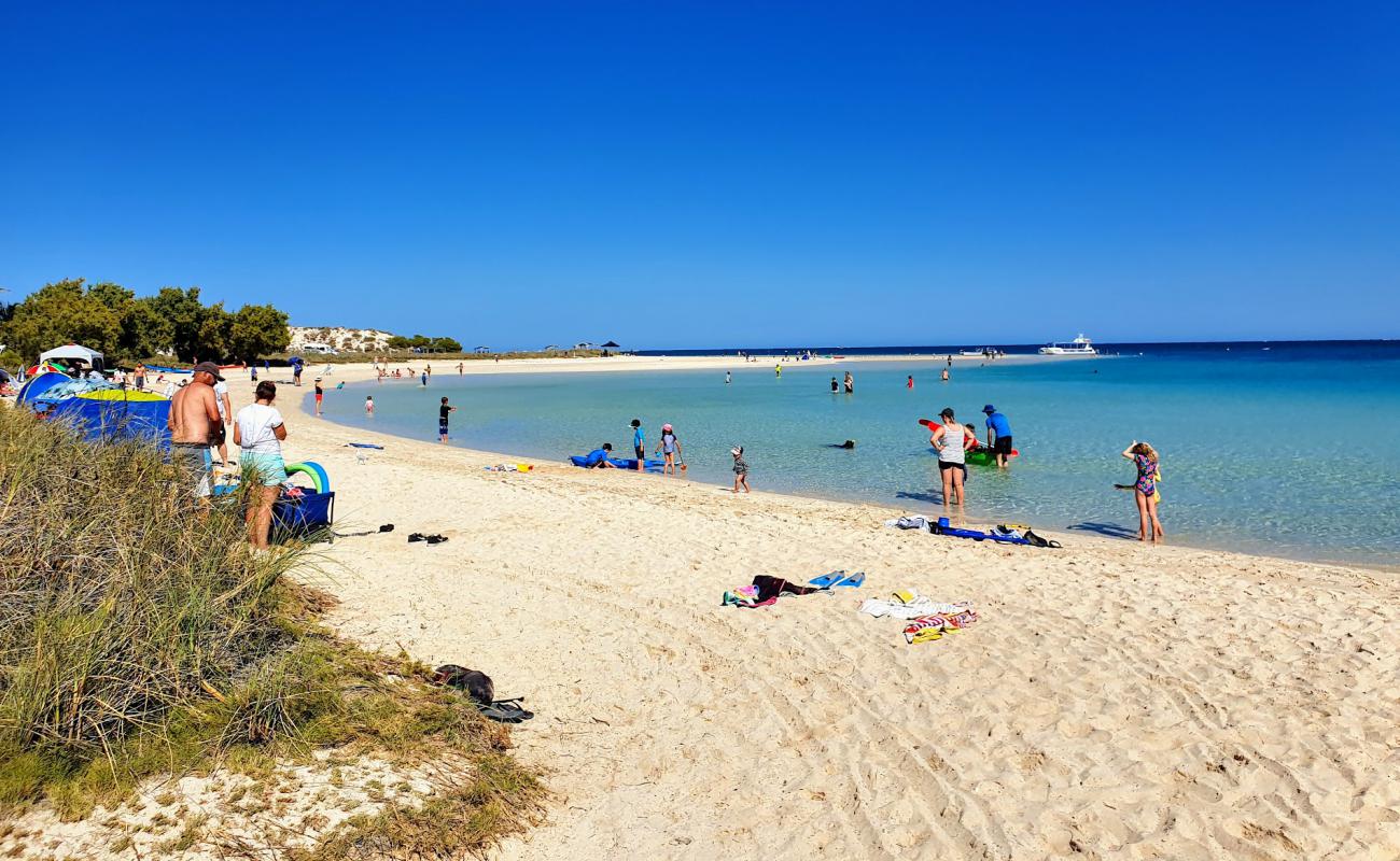 Foto af Coral Bay Beach med lys fint sand overflade