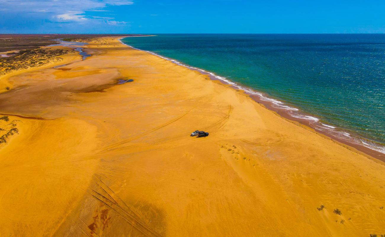 Foto af Miaboolya Beach med lys sand overflade