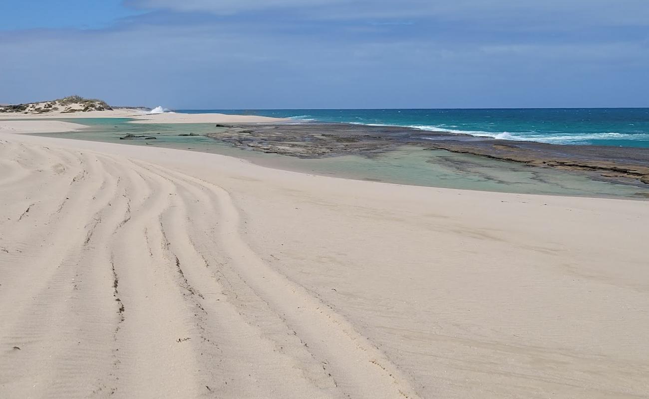 Foto af Wagoe Beach med lys fint sand overflade