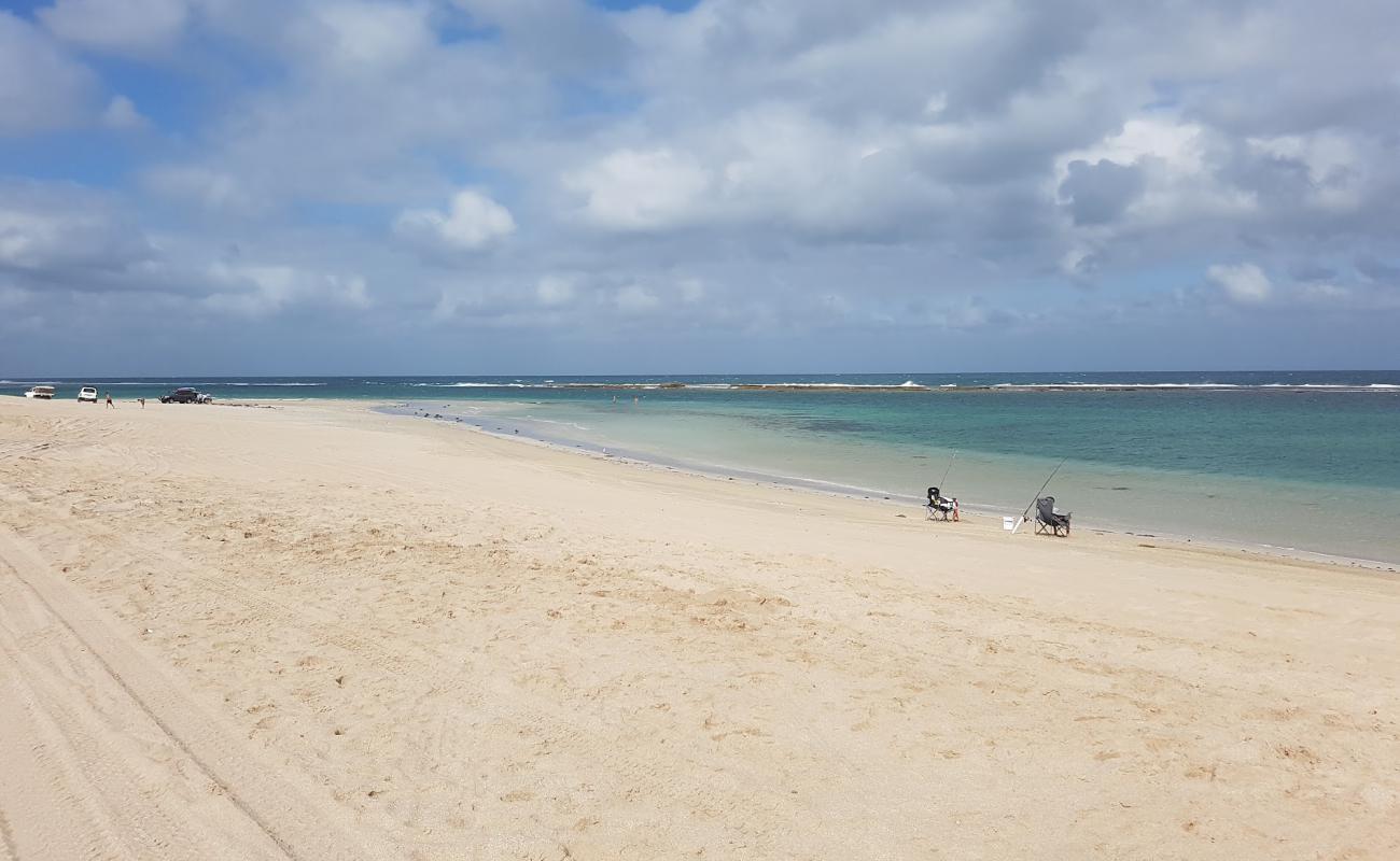 Foto af Lucky Bay Shacks med lys sand overflade